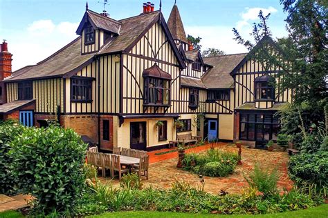what are tudor houses made of